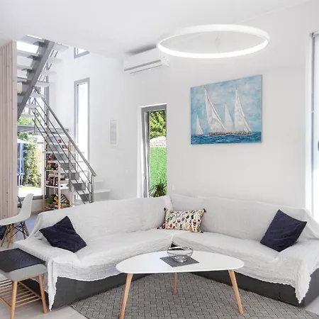 White Paradise فيلة