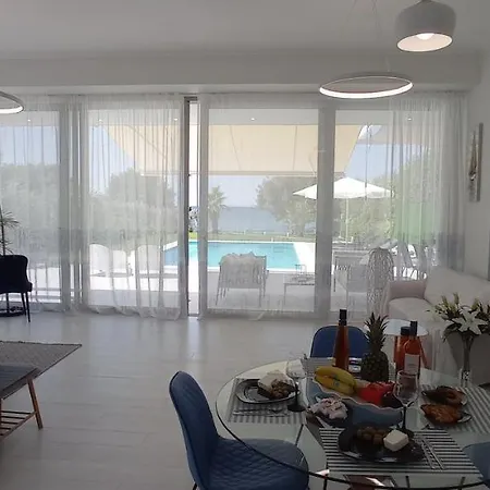 فيلة White Paradise