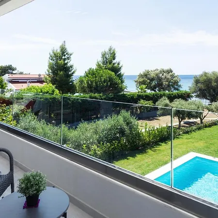 فيلة White Paradise