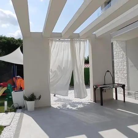 White Paradise نيا سكيوني