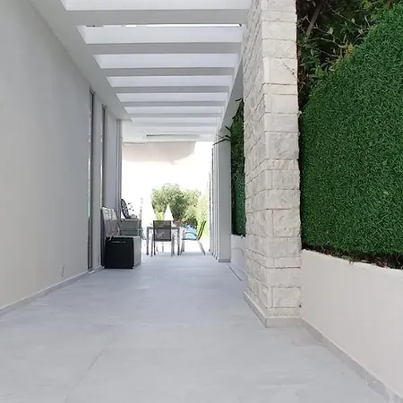 فيلة White Paradise