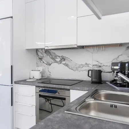 White Paradise فيلة